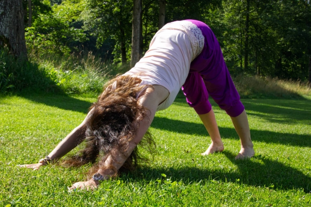 Brigitte Fankhauser praktiziert Yoga auf einer Wiese