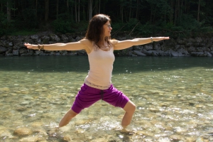 Brigitte Fankhauser praktiziert Yoga in Mitte der Emme