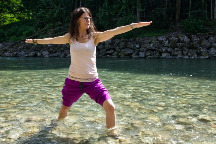 Brigitte Fankhauser praktiziert Yoga in Mitte der Emme