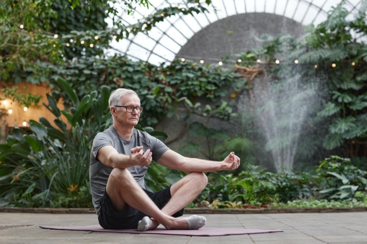 Ein älterer Herr in Meditation